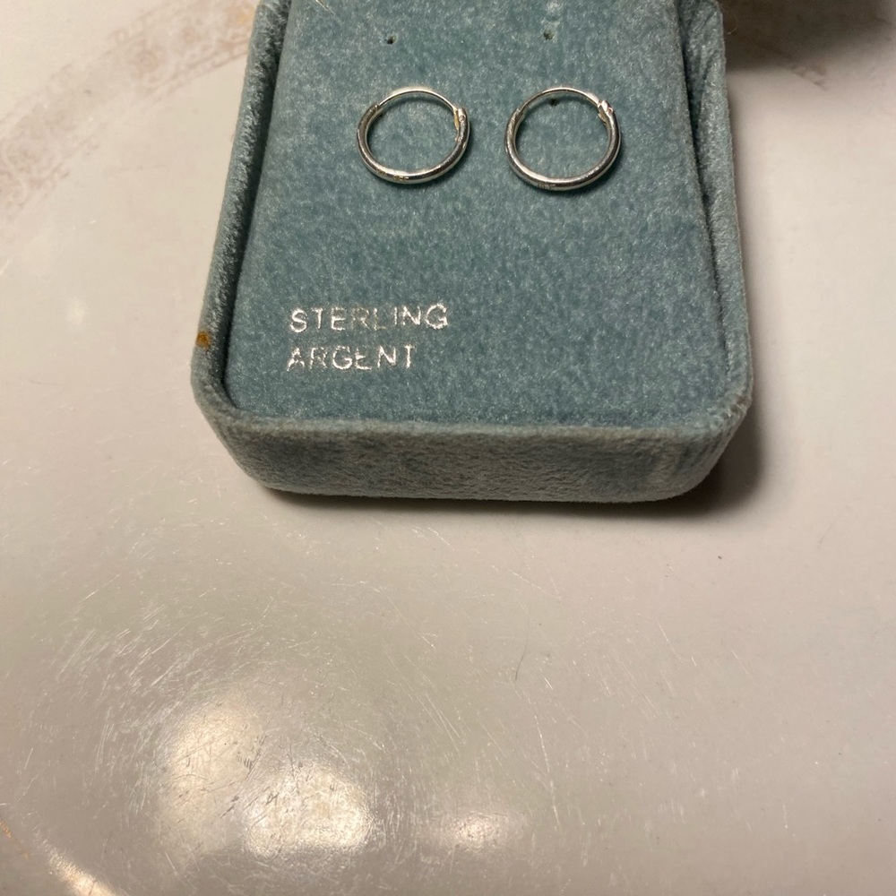 💛 Last one! Lovely absolutely adorable little 925 sterling silver earrings.